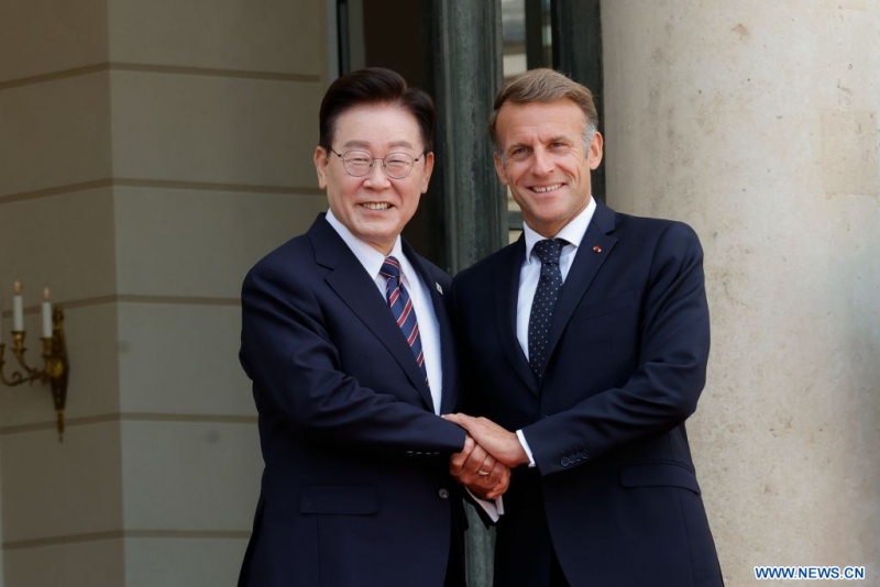 Le président français Emmanuel Macron (droite) accueille le président sud-coréen Lee Jae Myung au palais de l'Elysée à Paris, en France, le 8 septembre 2026. (Xinhua/Henri Szwarc)