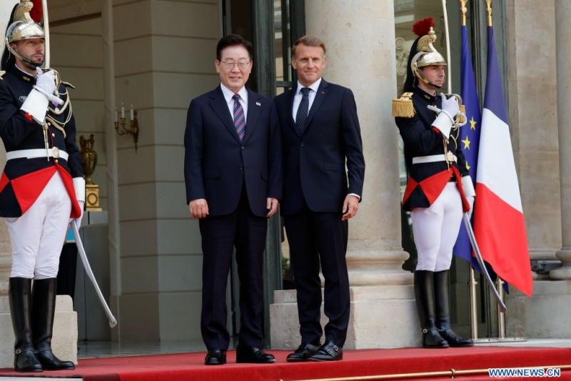Le président français Emmanuel Macron (2e à droite) accueille le président sud-coréen Lee Jae Myung au palais de l'Elysée à Paris, en France, le 8 septembre 2026. (Xinhua/Henri Szwarc)