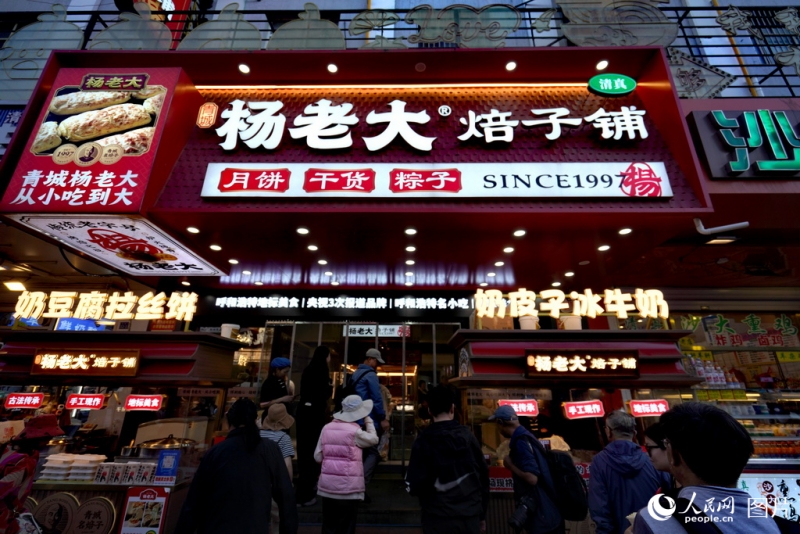 Mongolie intérieure : à Hohhot, une vieille rue offre un nouveau visage et vibre d'une vie animée