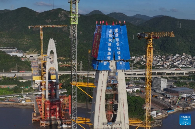 Zhejiang : le sommet du pylône n° 20 du pont rail-route de Fuchimen à Zhoushan achevé