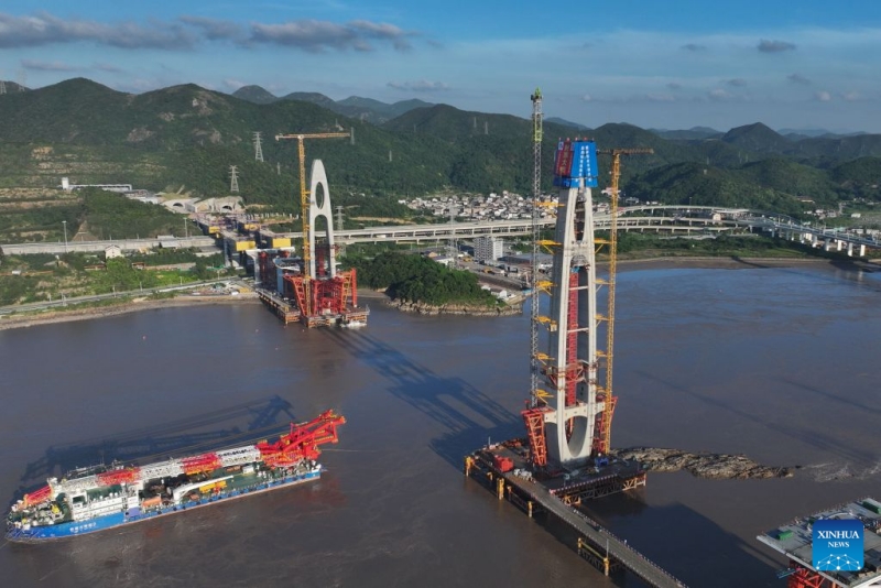 Zhejiang : le sommet du pylône n° 20 du pont rail-route de Fuchimen à Zhoushan achevé