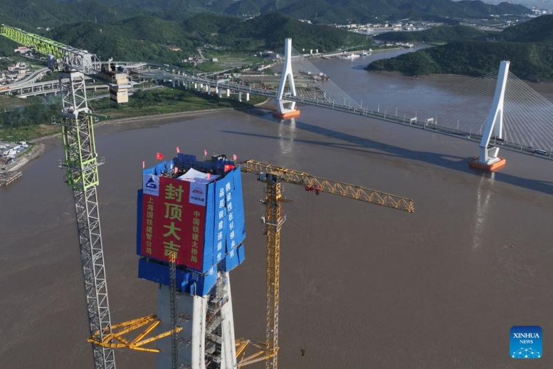 Zhejiang : le sommet du pylône n° 20 du pont rail-route de Fuchimen à Zhoushan achevé