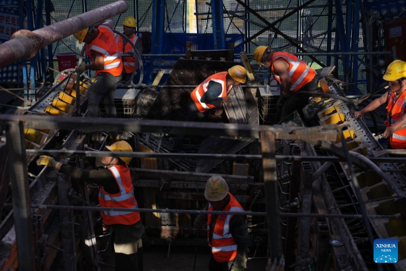 Zhejiang : le sommet du pylône n° 20 du pont rail-route de Fuchimen à Zhoushan achevé