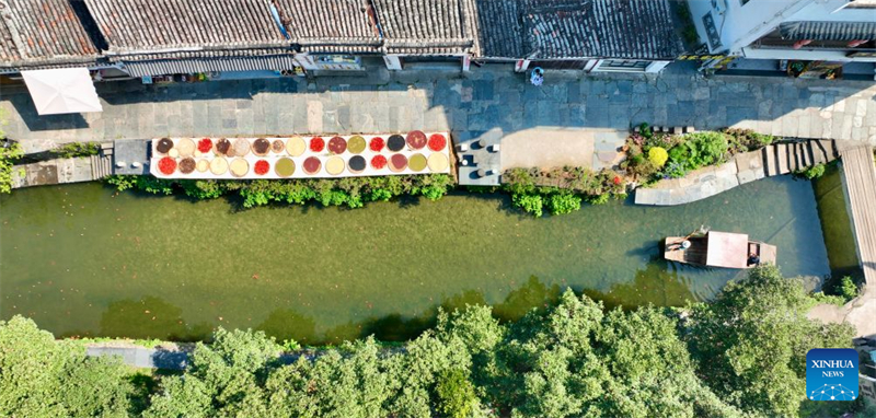 Jiangxi : le séchage des produits agricoles dans le district de Wuyuan attire les touristes