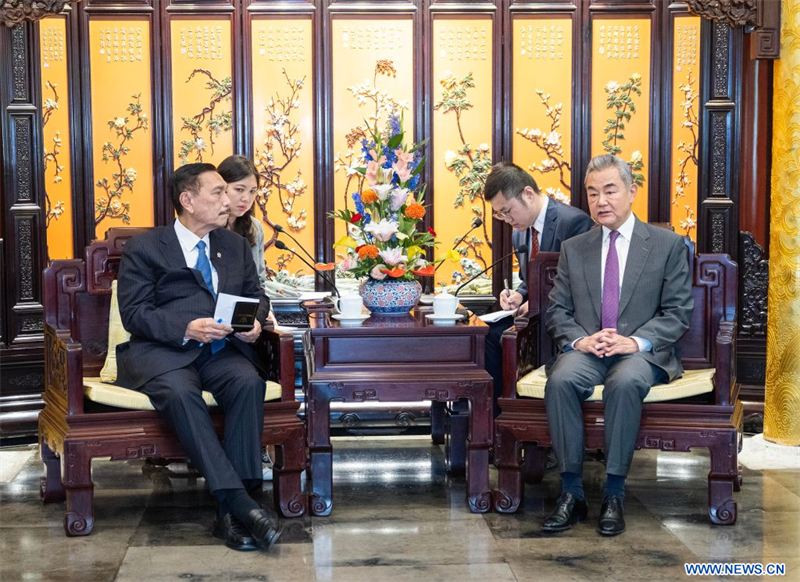 Le ministre chinois des AE rencontre le président du Conseil économique national indonésien