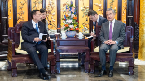 Le ministre chinois des AE rencontre le président du Conseil économique national indonésien