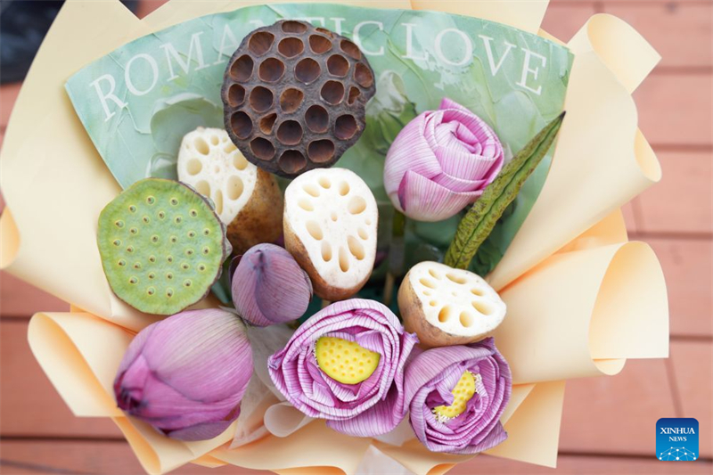 Hubei : l'industrie de la racine de lotus dynamise l'économie locale à Honghu