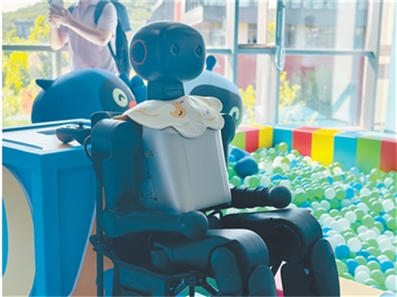 Un robot est assis dans la « maternelle pour robots » de Beijing. (Liu Fawei/Le Quotidien du Peuple)