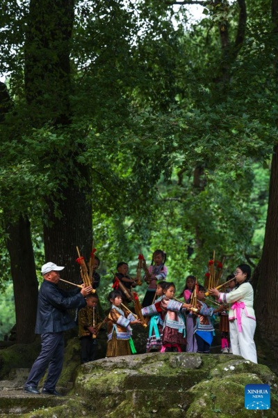 Deux enseignants dévouent leur vie à un village de montagne isolé