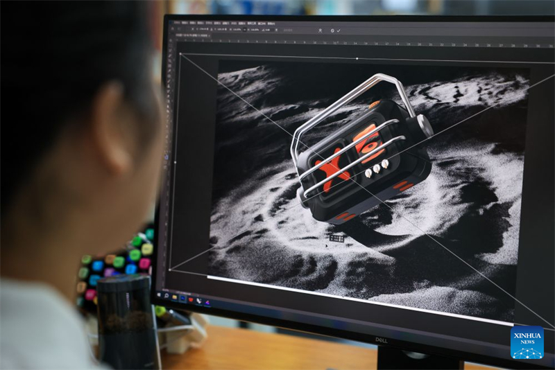 Guangdong : une jeune femme douée pour le design industriel transforme des idées créatives en nouvelles forces productives de qualité