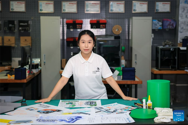 Guangdong : une jeune femme douée pour le design industriel transforme des idées créatives en nouvelles forces productives de qualité