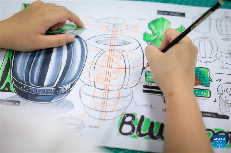 Guangdong : une jeune femme douée pour le design industriel transforme des idées créatives en nouvelles forces productives de qualité