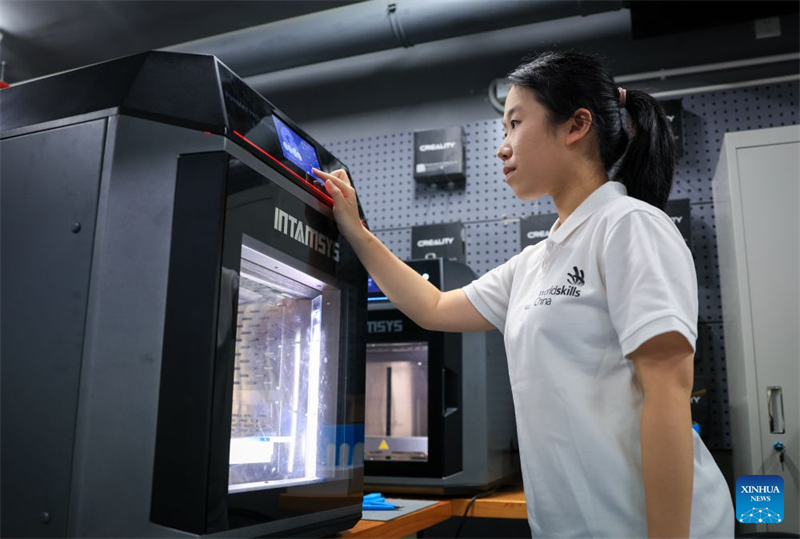 Guangdong : une jeune femme douée pour le design industriel transforme des idées créatives en nouvelles forces productives de qualité