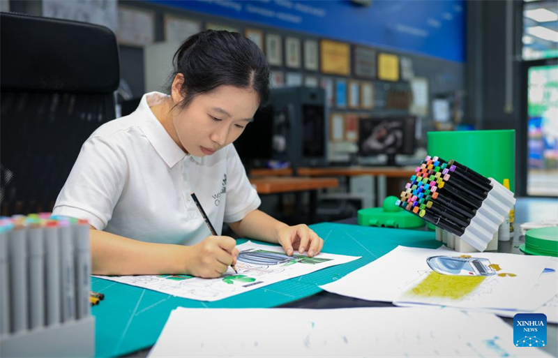 Guangdong : une jeune femme douée pour le design industriel transforme des idées créatives en nouvelles forces productives de qualité