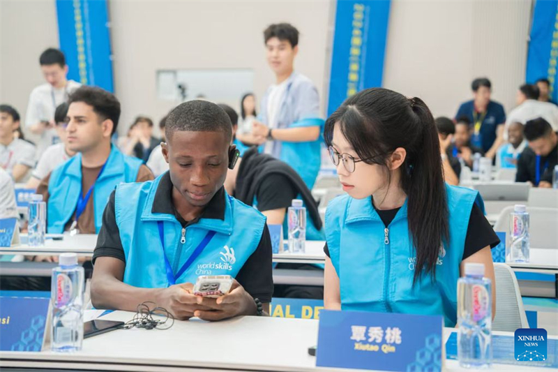 Guangdong : une jeune femme douée pour le design industriel transforme des idées créatives en nouvelles forces productives de qualité