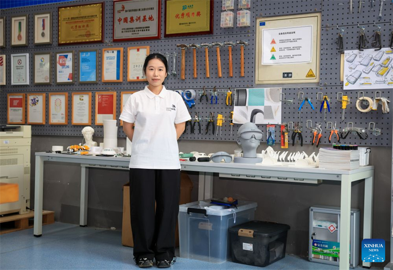 Guangdong : une jeune femme douée pour le design industriel transforme des idées créatives en nouvelles forces productives de qualité