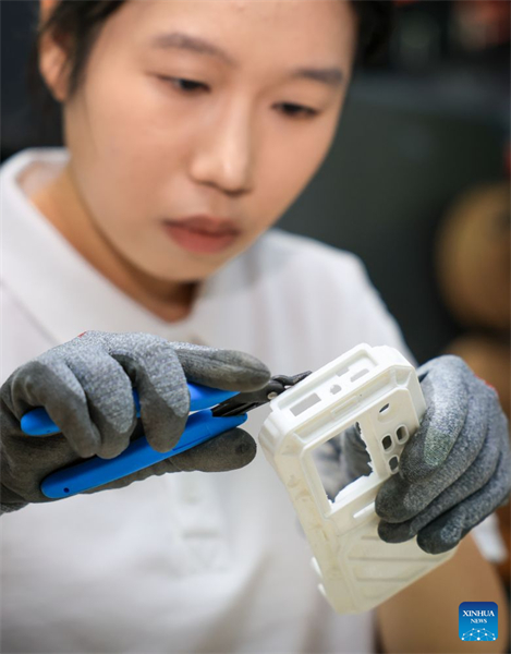 Guangdong : une jeune femme douée pour le design industriel transforme des idées créatives en nouvelles forces productives de qualité