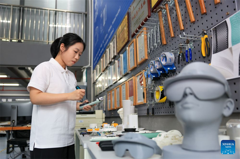 Guangdong : une jeune femme douée pour le design industriel transforme des idées créatives en nouvelles forces productives de qualité