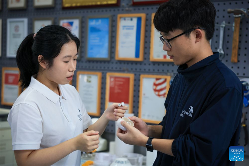 Guangdong : une jeune femme douée pour le design industriel transforme des idées créatives en nouvelles forces productives de qualité