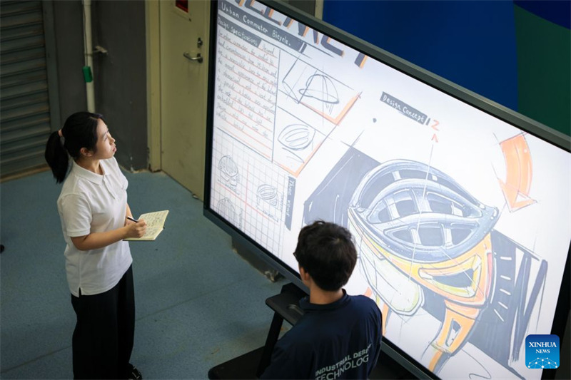 Guangdong : une jeune femme douée pour le design industriel transforme des idées créatives en nouvelles forces productives de qualité