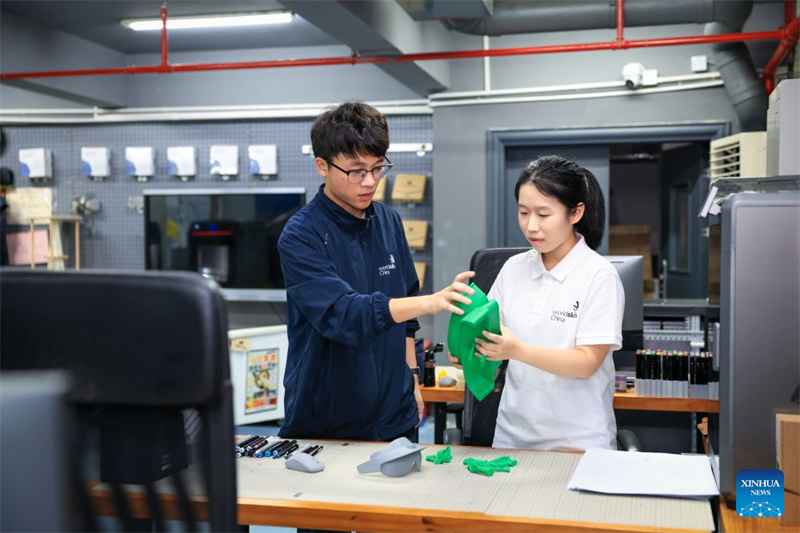 Guangdong : une jeune femme douée pour le design industriel transforme des idées créatives en nouvelles forces productives de qualité