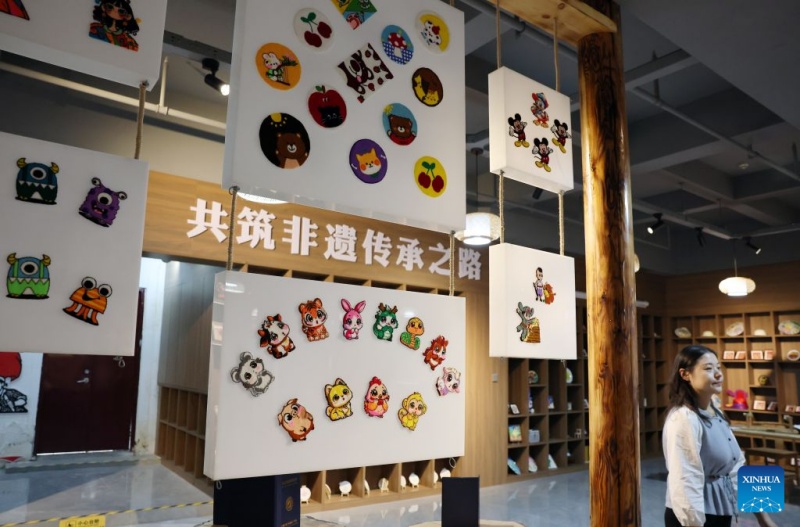 Ningxia : l'artisanat lié au patrimoine culturel immatériel stimule l'emploi à Guyuan