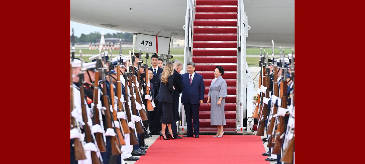 Xi Jinping arrive aux Etats-Unis pour une visite d'Etat, accueilli par Donald Trump à l'aéroport