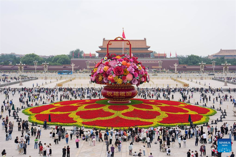Beijing : une corbeille de fleurs géante installée sur la place Tian'anmen pour la prochaine Fête nationale