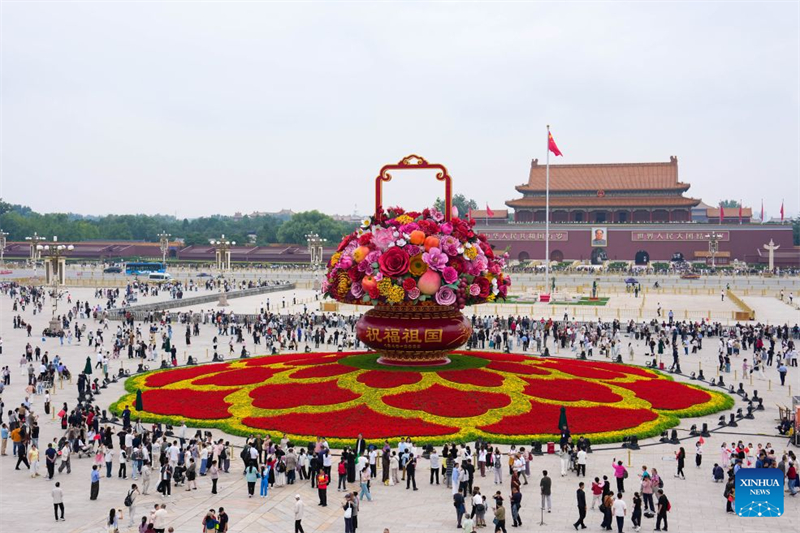 Beijing : une corbeille de fleurs géante installée sur la place Tian'anmen pour la prochaine Fête nationale