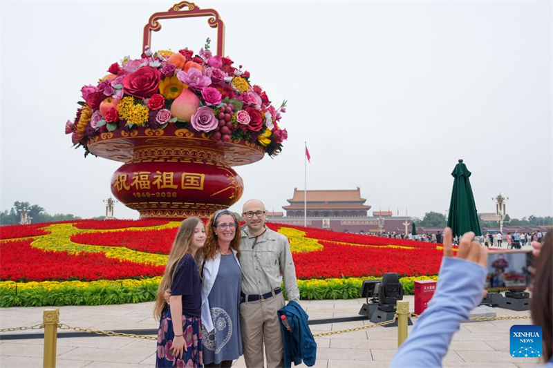 Beijing : une corbeille de fleurs géante installée sur la place Tian'anmen pour la prochaine Fête nationale