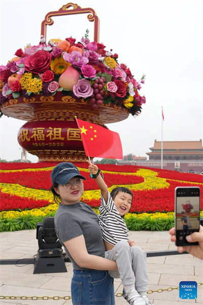 Beijing : une corbeille de fleurs géante installée sur la place Tian'anmen pour la prochaine Fête nationale