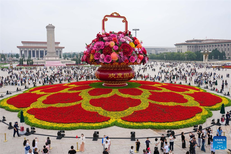 Beijing : une corbeille de fleurs géante installée sur la place Tian'anmen pour la prochaine Fête nationale