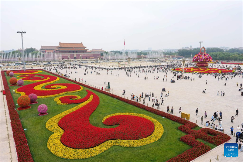 Beijing : une corbeille de fleurs géante installée sur la place Tian'anmen pour la prochaine Fête nationale