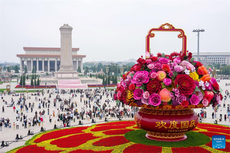 Beijing : une corbeille de fleurs géante installée sur la place Tian'anmen pour la prochaine Fête nationale
