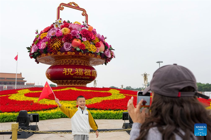 Beijing : une corbeille de fleurs géante installée sur la place Tian'anmen pour la prochaine Fête nationale