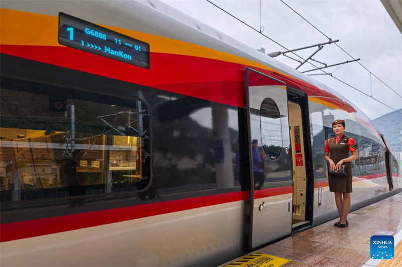 Hubei : ouverture d'une ligne ferroviaire à grande vitesse traversant une région montagneuse