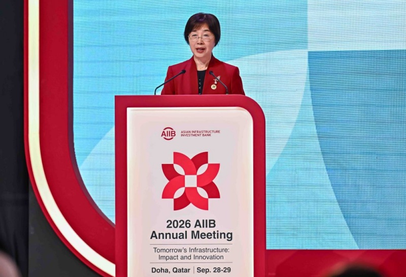 La présidente de la Banque asiatique d'Investissement pour les infrastructures (BAII), Zou Jiayi, s'exprime lors de la cérémonie d'ouverture de la 11e réunion annuelle du Conseil des gouverneurs de la BAII à Doha, au Qatar, le 28 septembre 2026. (Xinhua/Nikku)