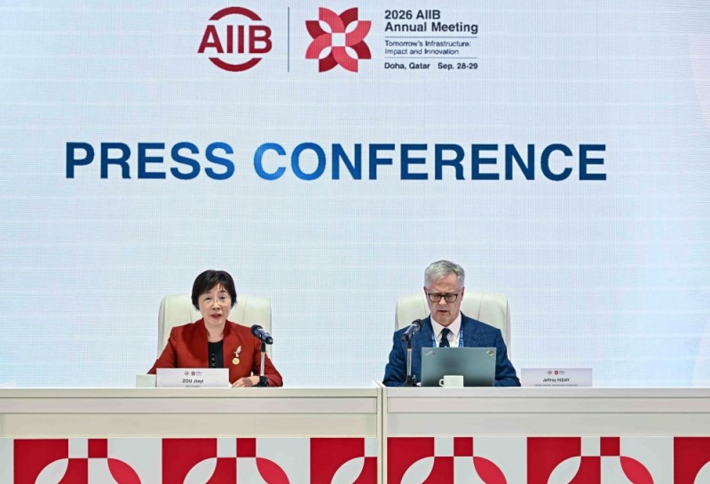 La présidente de la Banque asiatique d'Investissement pour les infrastructures (BAII), Zou Jiayi (à gauche), s'adresse à la presse lors de la 11e réunion annuelle du Conseil des gouverneurs de la BAII à Doha, au Qatar, le 28 septembre 2026. (Xinhua/Nikku)