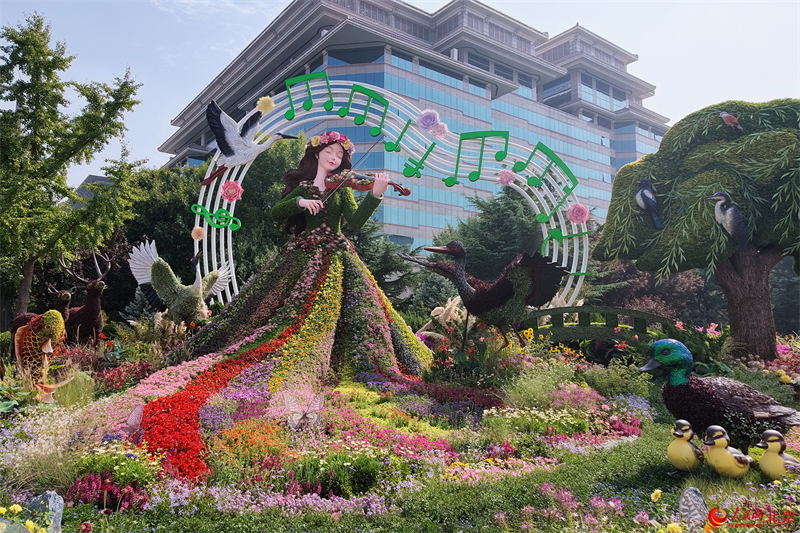 Dix séries d'expositions florales en 3D dévoilées le long de l'avenue Chang'an à Beijing