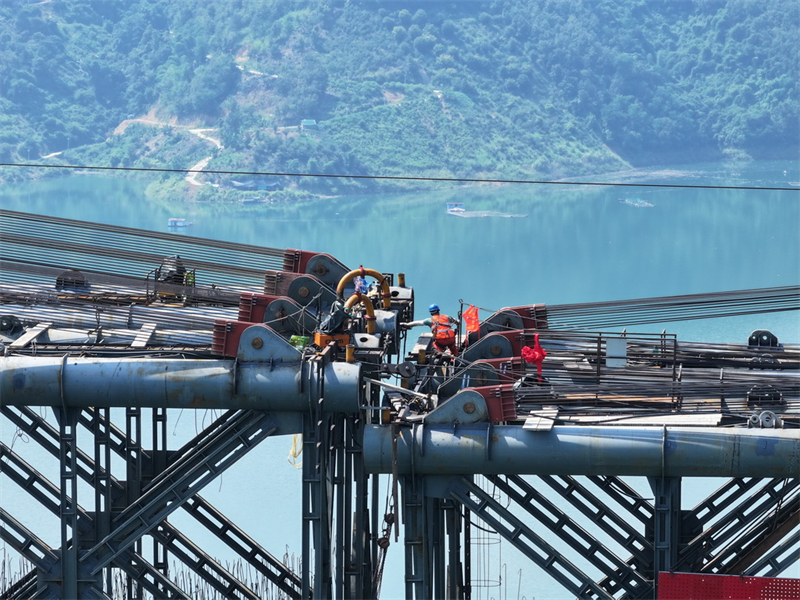 Les arcs principaux du pont ferroviaire sur la rivière Hongshui de la ligne Huangbai fermés avec succès
