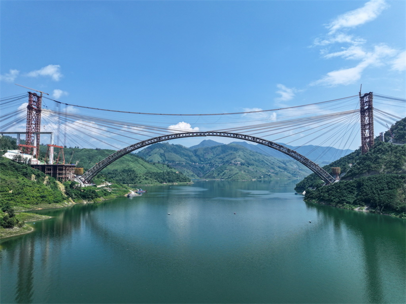 Les arcs principaux du pont ferroviaire sur la rivière Hongshui de la ligne Huangbai fermés avec succès