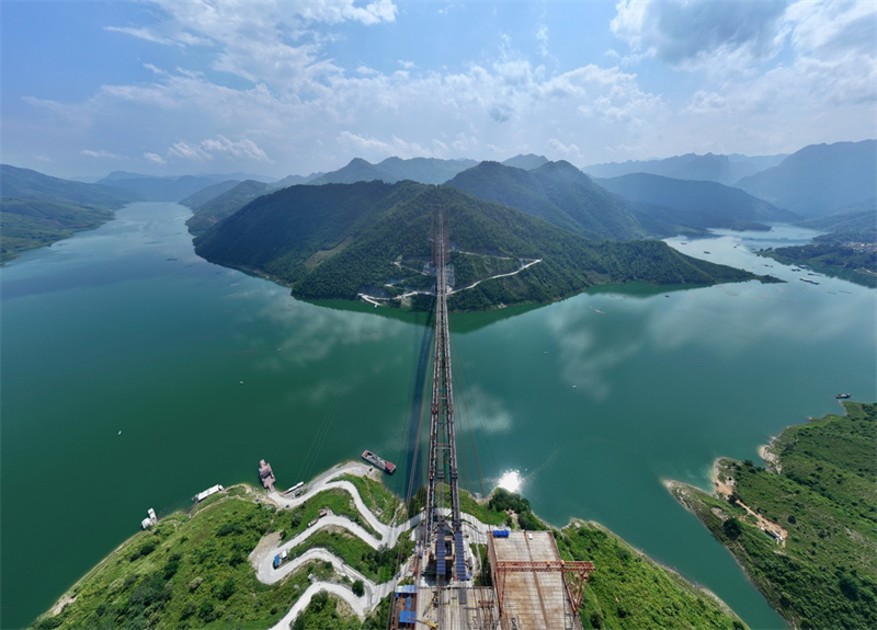 Les arcs principaux du pont ferroviaire sur la rivière Hongshui de la ligne Huangbai fermés avec succès