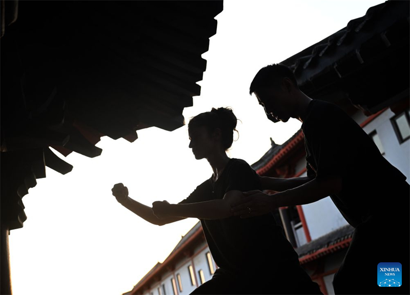 Henan : des passionnés étrangers de Taijiquan adoptent la tendance « Chinamaxxing » dans le village de Chenjiagou