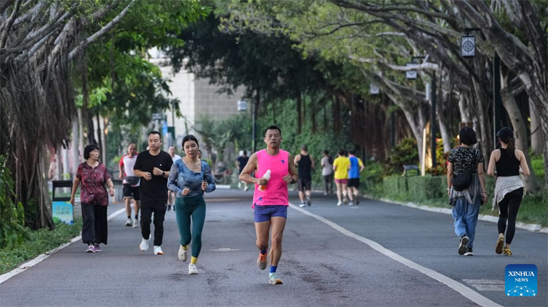 Guangxi : les habitants pratiquent des activités physiques en plein air dans le parc Nanhu de Nanning