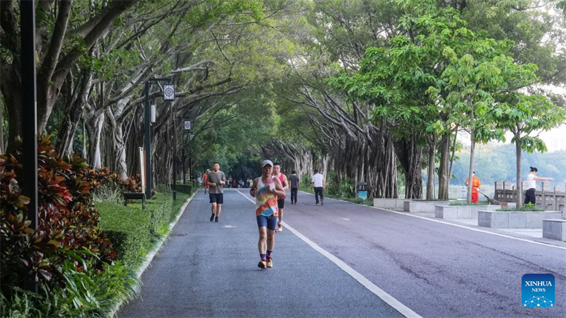 Guangxi : les habitants pratiquent des activités physiques en plein air dans le parc Nanhu de Nanning