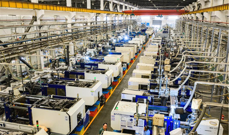 Une ligne de production intelligente fonctionne efficacement dans une entreprise de pièces automobiles à Taicang, dans la province du Jiangsu (est de la Chine). (Photo/Ji Haixin)