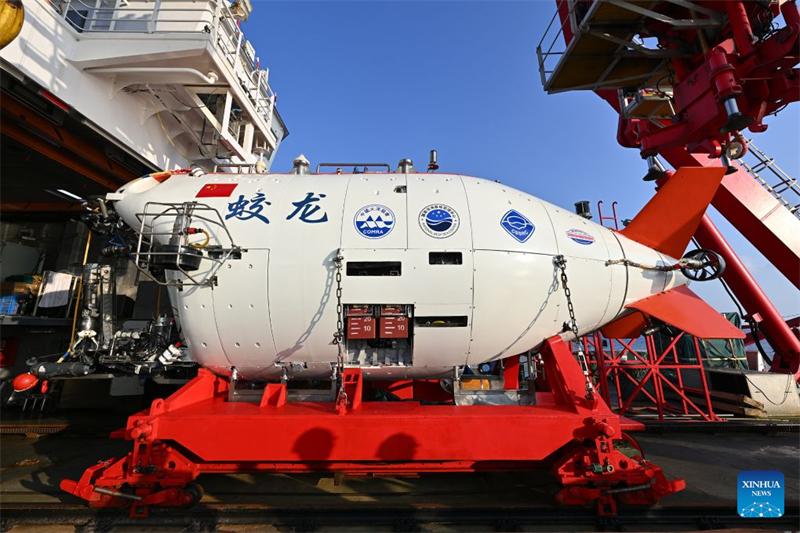 Le submersible habité chinois Jiaolong se prépare à plonger dans l'ouest de l'océan Pacifique