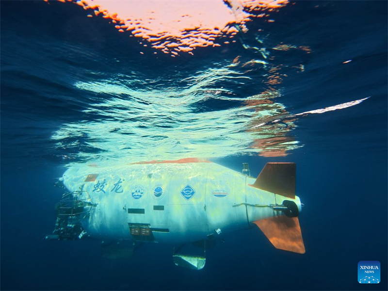 Le submersible habité chinois Jiaolong se prépare à plonger dans l'ouest de l'océan Pacifique