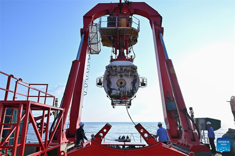 Le submersible habité chinois Jiaolong se prépare à plonger dans l'ouest de l'océan Pacifique
