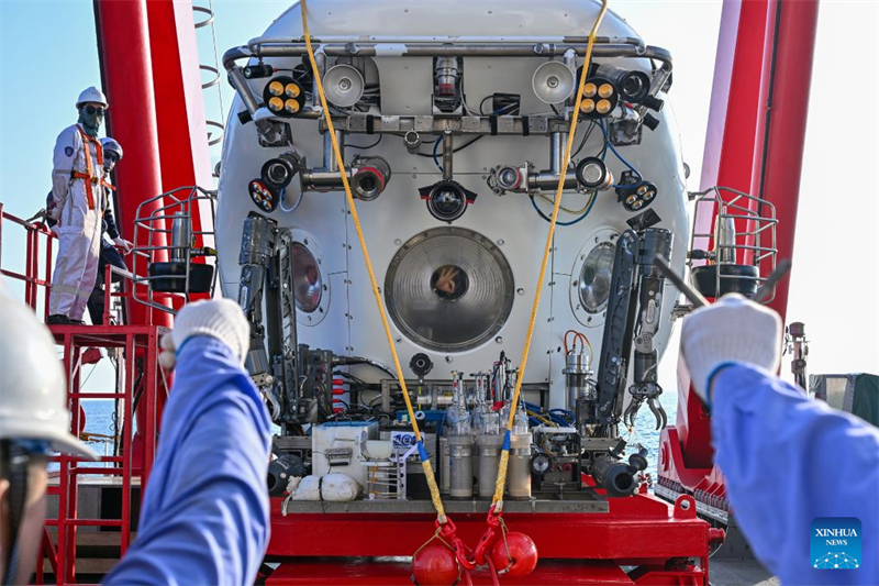 Le submersible habité chinois Jiaolong se prépare à plonger dans l'ouest de l'océan Pacifique